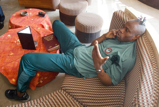 Taribo West kopplar av med Bibeln och mobiltelefon
