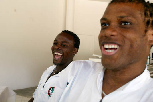 Sunday Oliseh och Victor Ikpeba är glada över de svenska