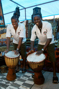 Sunday Oliseh och Victor Ikpeba glada trummisar