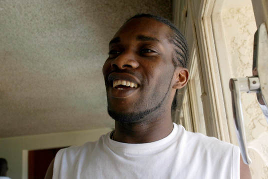 Nigerias storstjärna Augustine Okocha på bra humör