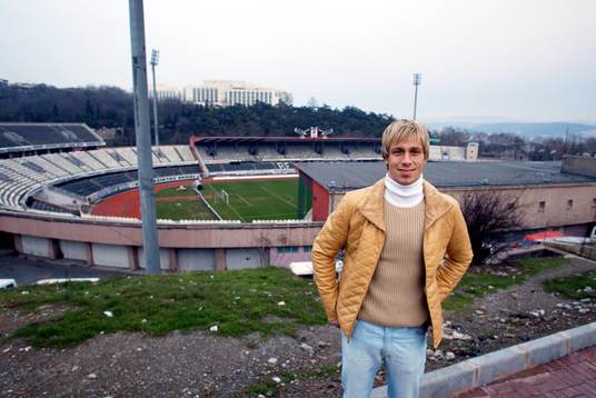 Mattias Asper framför nya hemma arenan dagen