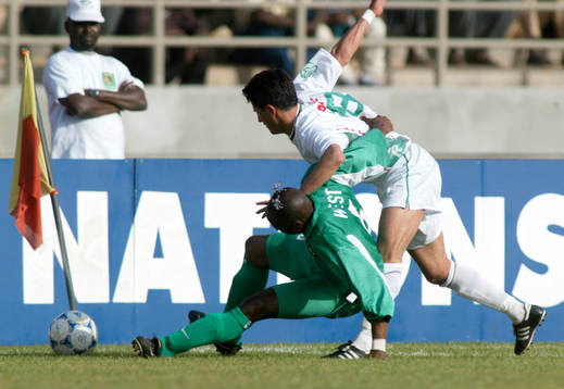 Rafik Saifi, Algeriet trycker ner Taribo West, Nigeria