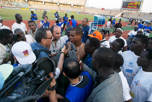 Sunday Oliseh, Nigeria omringad av massmedia