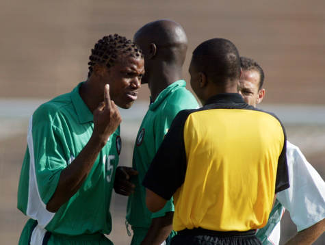 Sunday Oliseh, Nigeria blir varnad och det gillar han inte