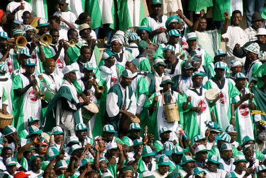 Med trummor och trumpeter höll de nigerianska supportrarna