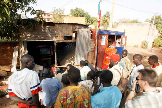 TV-tittande ute på gatan i skjul, lite varstans i Bamako.