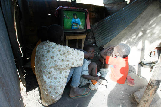 TV-tittande ute på gatan i skjul, lite varstans i Bamako.