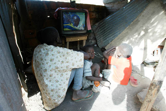 TV-tittande ute på gatan i skjul, lite varstans i Bamako.