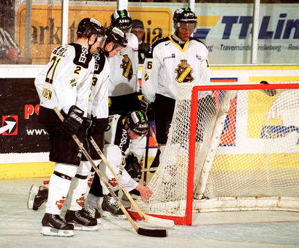 AIK-spelarna kollar nätet i sitt mål. Detta i samband med