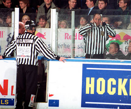 Roger Öberg, domare pratar med video-domaren
