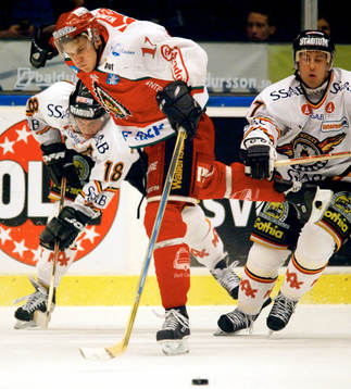 Magnus Kahnberg, Frölunda vinner en duell mot Per Ledin