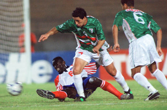 Nasseredini Karouche, Algeriet glidtacklas av Kelvin Sebwe,