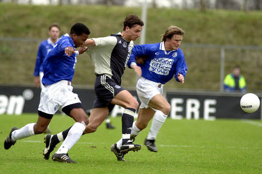 Zlatan iIbrahimovic mellan Geoffrey Meye and Jan Michels