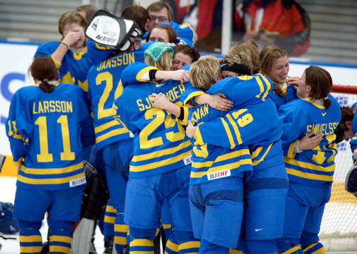 Finland - Sverige: De svenska spelarna jublar