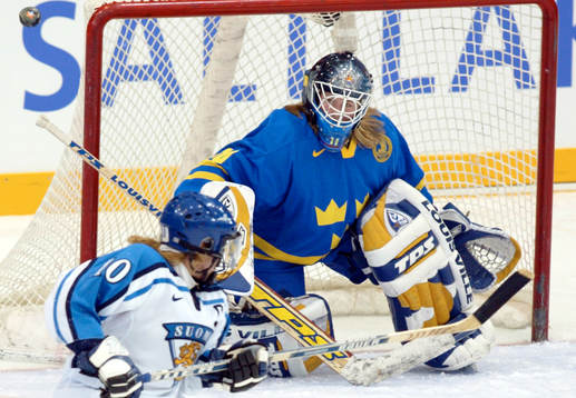 Finland - Sverige: Kim Martin räddar Sari Fisks skott