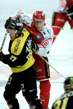 AIKs Peter Kumpulainen attackeras av Jonas Johnson,