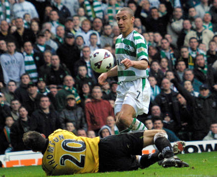 Henrik Larsson, Celtic, gör sitt tredje mål och gär
