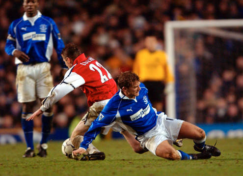 Evertons Jesper Blomqvist och Arsenals Oleg Luzhny tävlar