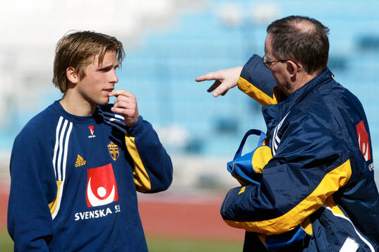 Anders Svensson får instruktioner av Lars Lagerbäck,