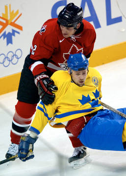 Al Macinnis, Kanada bjuder Tomas Holmström, Sverige på en