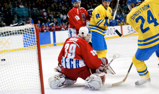 Kim Johnson gör 1-0 till Sverige bakom Hasek, målvakt i