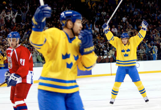 Kim Johnson, Sverige jublar över sitt 1-0 mål och Robert