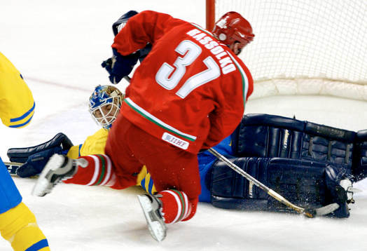 Tommy Salo räddar framför Andrei Rassolko