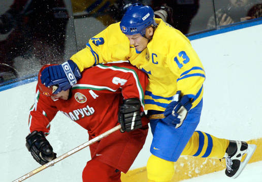 Mats Sundin trycker till Oleg Khmyl
