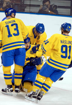 Michael Nylander gratuleras