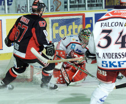 Henrik Lundqvist, målvakt Frölunda och Roger Öhman,