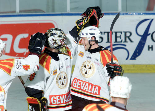 Mattias Pettersson, målvakt och  Tom Bisset, Brynäs. Jubel