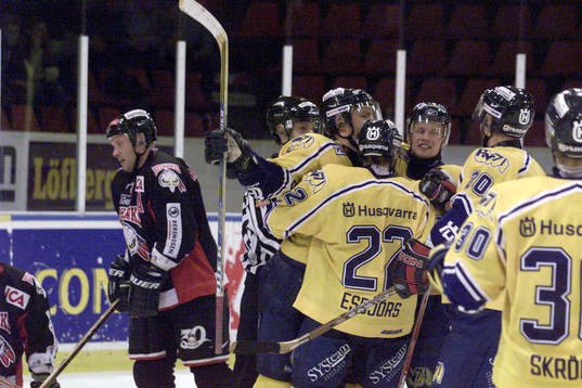 HV 71 kvitterade till 3-3 genom Per Gustafsson. Peter