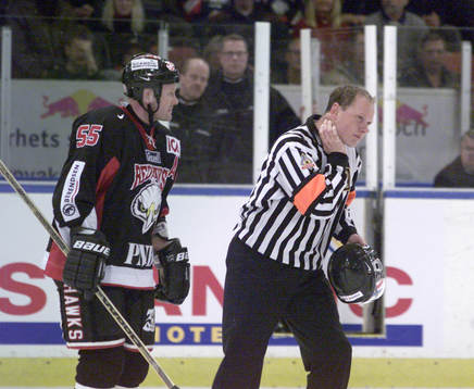 Domaren Ulf Rådbjer fick pucken på halsen. Peter