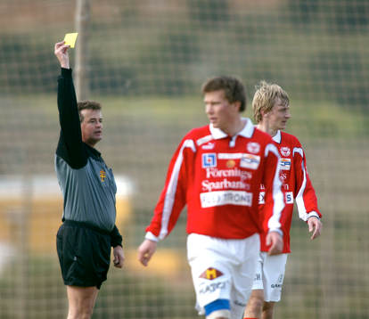 Gult kort, varning, domare Stefan Ragnarsson