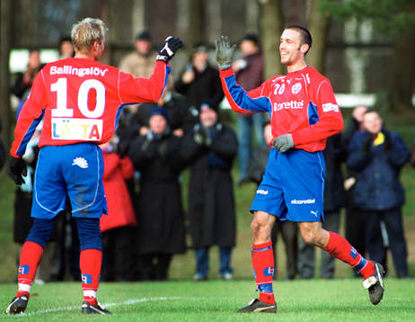 Rade Prica gratuleras av Hans Eklund