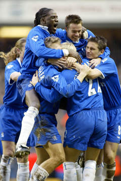 Eidur Gudjohnsen, Chelsea kramas om av glada lagkamrater
