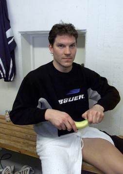 HV 71s Anders Huusko, firar bortavinsten med en banan