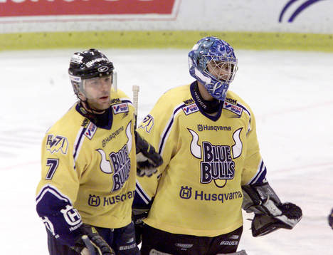 Per Gustafsson och Stefan Liv, målvakt HV 71
