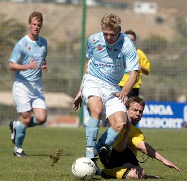 Start - Malmö FF: Mats Lilienberg, glidtacklingen