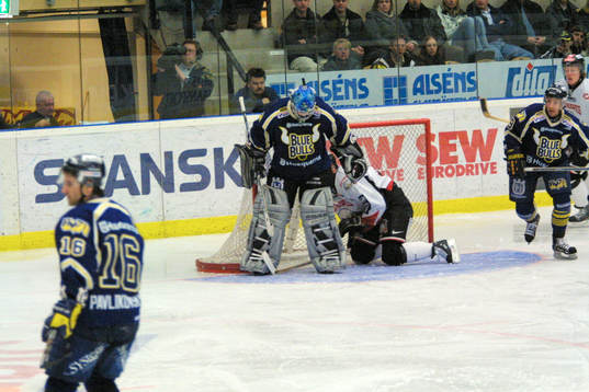 Det var ju pucken som skulle in bakom Stefan Liv, HV 71