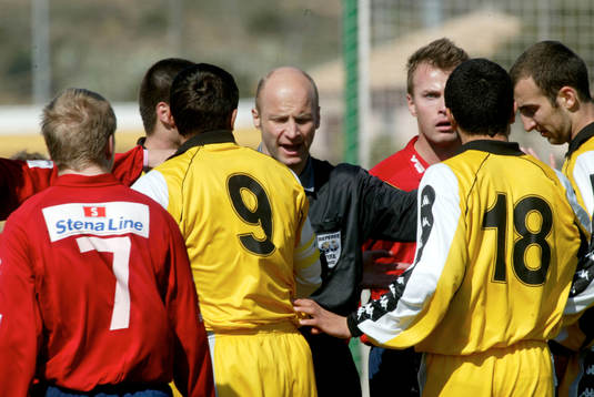 En mycket ful match, heta känslor, domaren hade mycket att