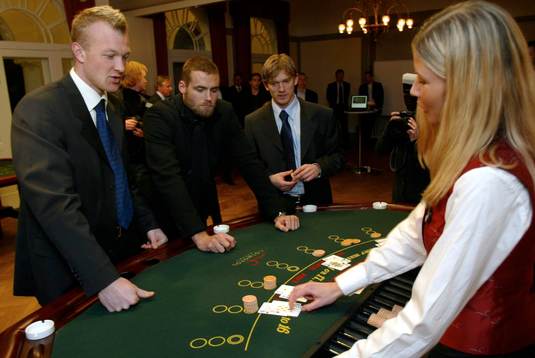 Magnus Hedman, Olof Mellberg och Jesper Blomqvist provar