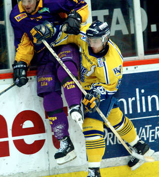 Daniel Ljungqvist, HV 71 trycker upp en FBK spelare i