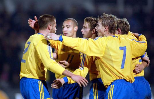 Jubel Sverige fr. v. Olof Mellberg, Henrik Larsson, Anders