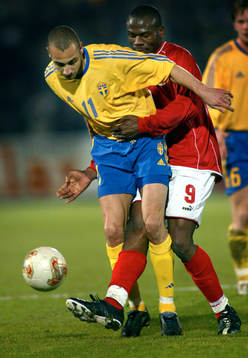 Sverige - Schweiz: Henrik Larsson, Sverige, Blaise N´Kufo,