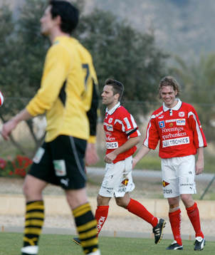 Lasse Johansson har skruvat in en frispark och ser glad ut
