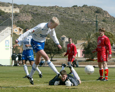 Först gjorde Niklas Fredriksson 1-0, här klipper han in