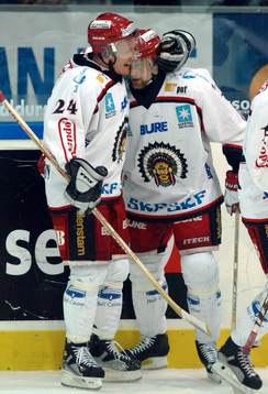 Pelle Prestberg gratuleras av Niklas Andersson
