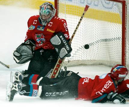 Tobias Lundström släpper in Magnus Kahnbergs 2-0 mål