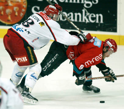 Magnus Wernblom får en tryckare av Christian Bäckman